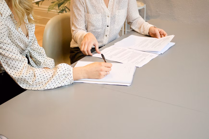 donne firmano contratto.jpg
